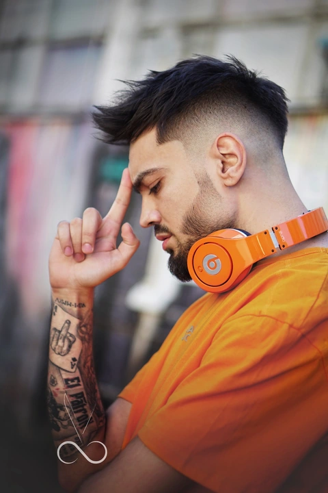 Tunsoare realizată de Moise oXo — portret cu tricou și căști portocalii 1
