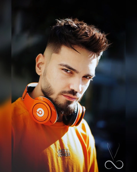 Tunsoare realizată de Moise oXo — portret cu tricou și căști portocalii 3